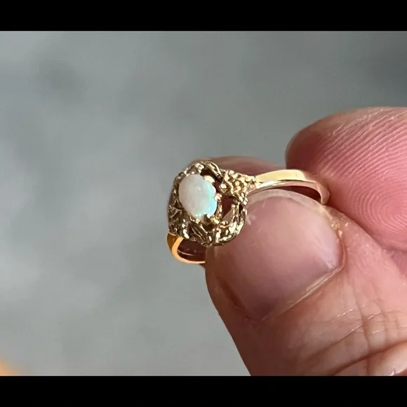 Detailed 14k gold opal ring, sz 5.75